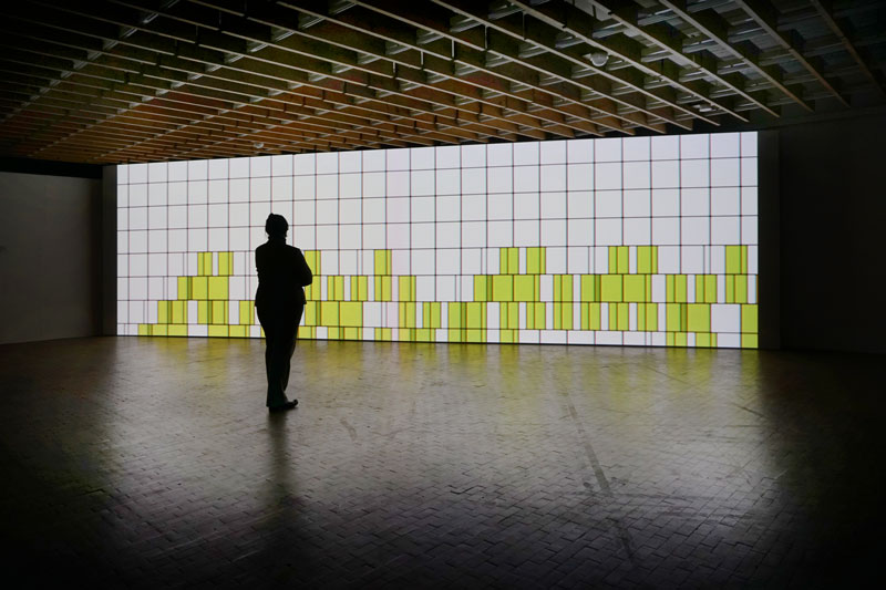 Self-organisation, a recurring theme in Roth's work, forms the basis of ‚MaSo shadow'. The units, which turn out to be rotating cubes, change colour depending on the colour of their neighbours.